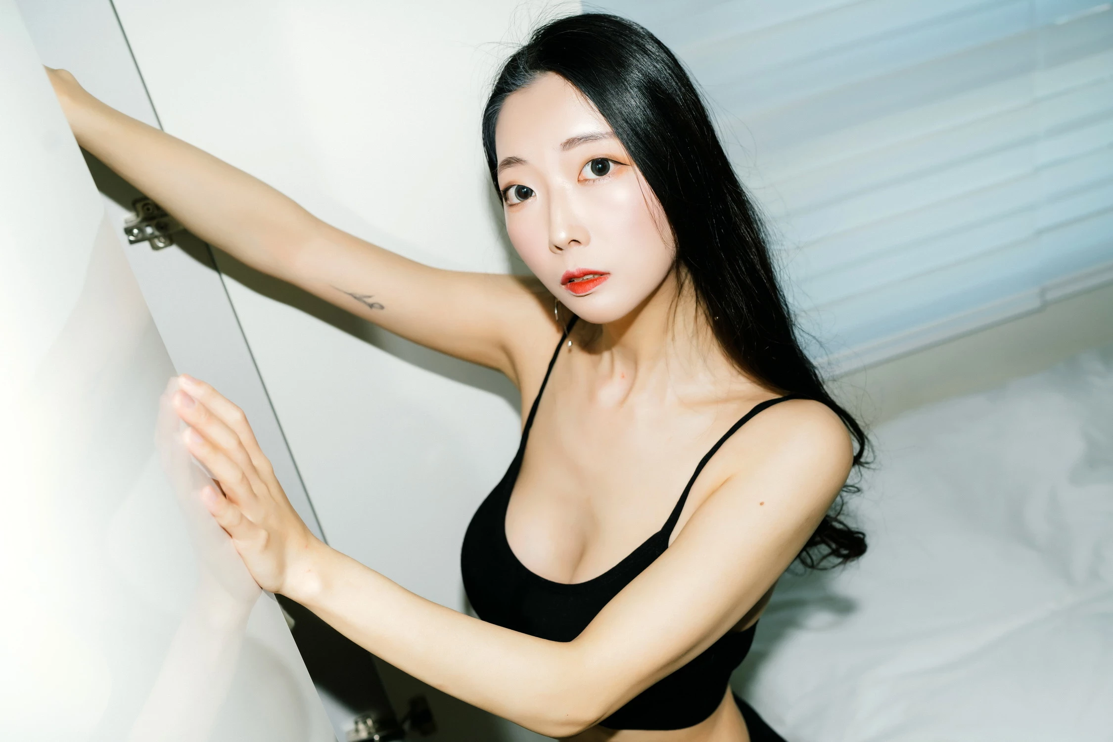 Mona [모나] - In the Room [74P]