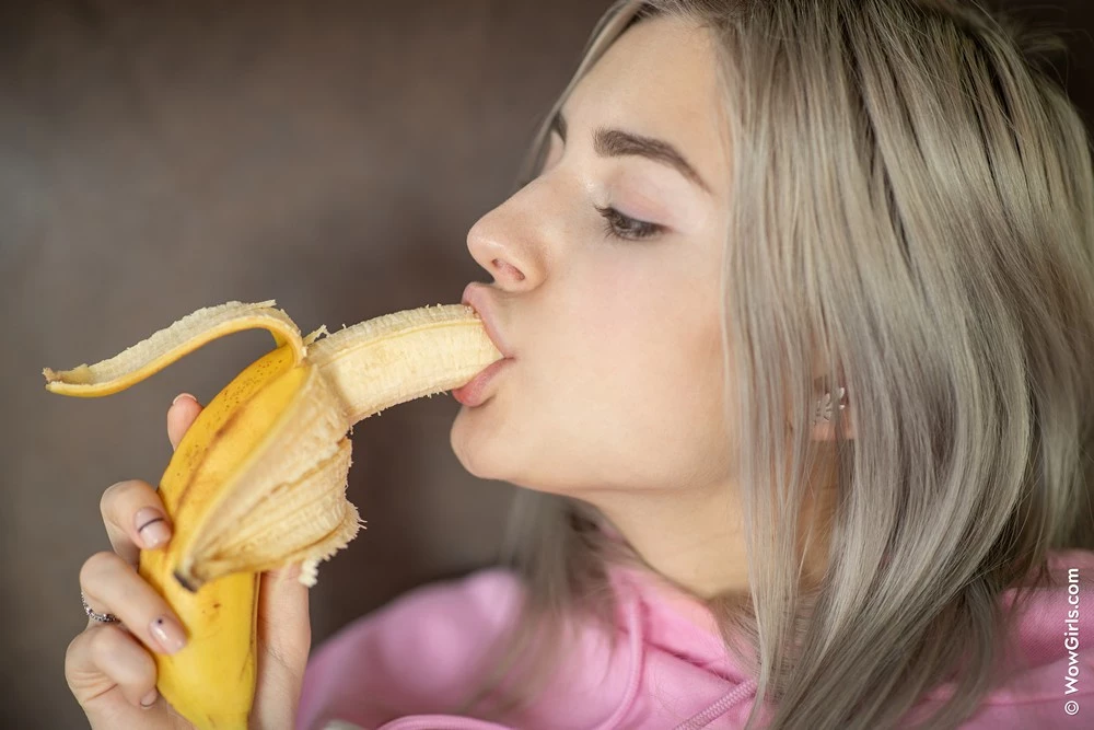 WowGirls - Eva Elfie - Banana Time