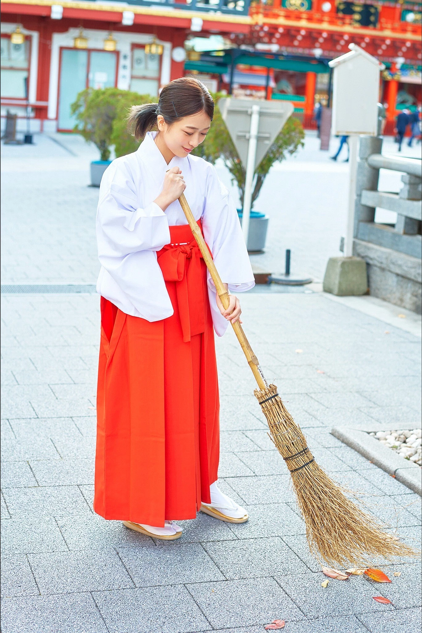 [篠崎彩奈] 甜美偶像绝美长相宛如真人洋娃娃 [34P]