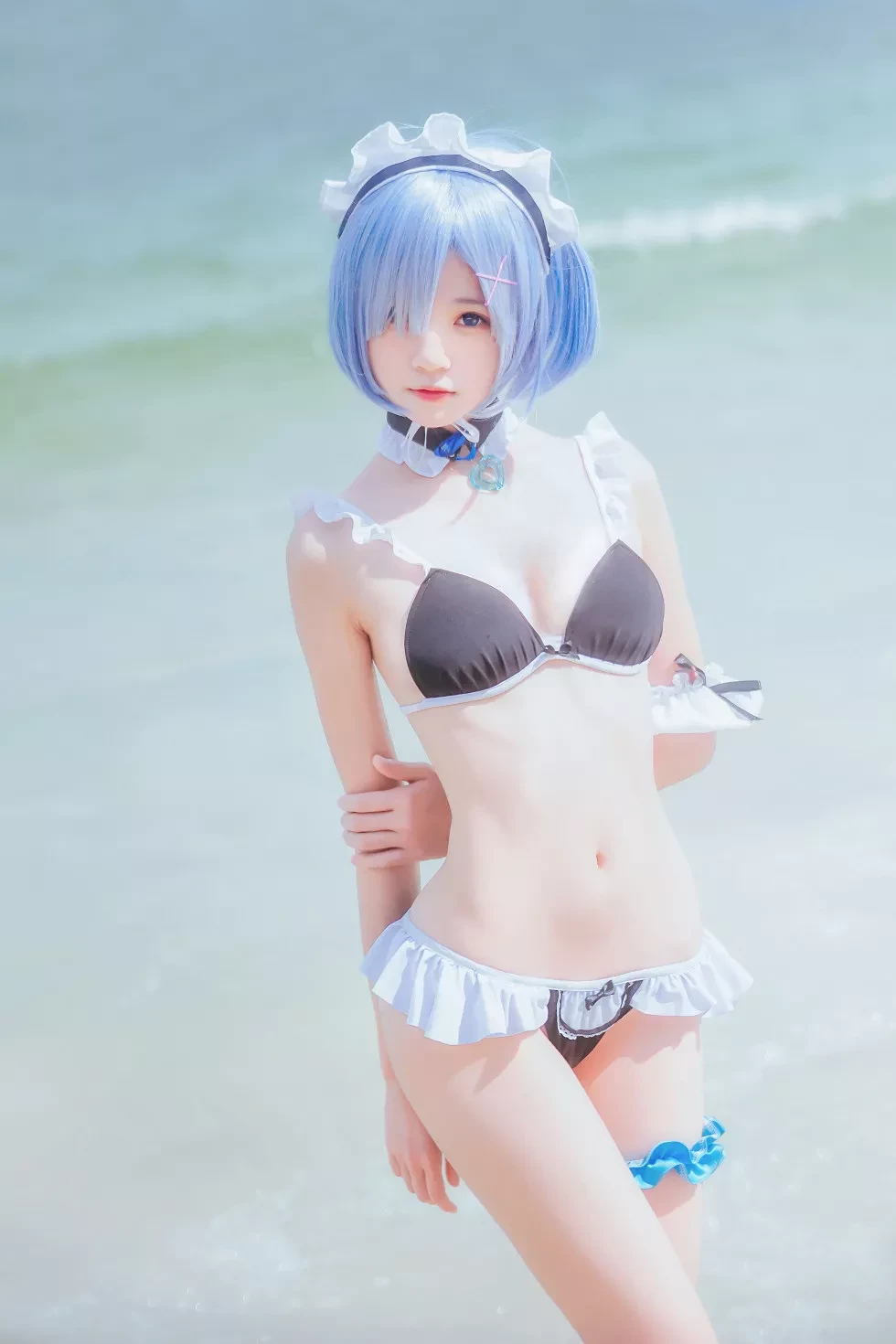 [Cosplay精选]萝莉风COS桜桃喵之蕾姆COS海边沙滩性感内衣诱惑写真48P