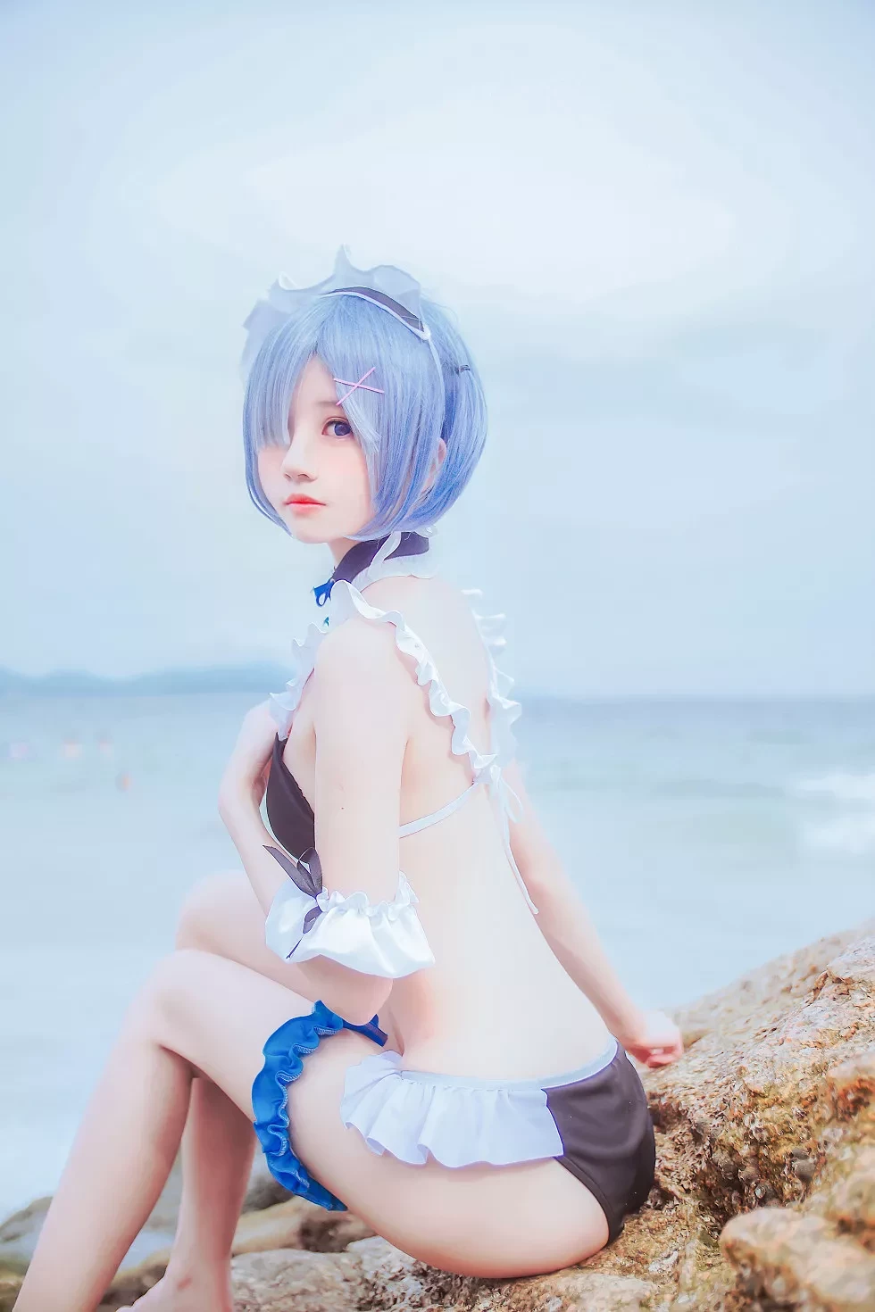 [Cosplay精选]萝莉风COS桜桃喵之蕾姆COS海边沙滩性感内衣诱惑写真48P