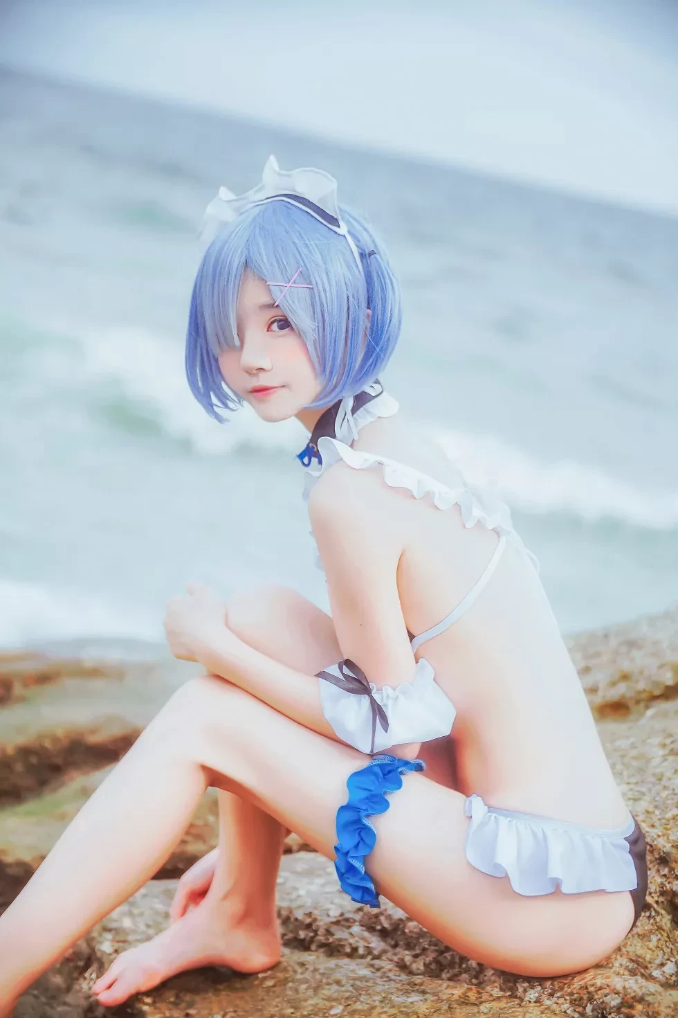 [Cosplay精选]萝莉风COS桜桃喵之蕾姆COS海边沙滩性感内衣诱惑写真48P