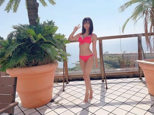 大贯彩香 グラビア界で1番丁度良いおっぱい大贯彩香 极小ビキニを著ながら下半身...