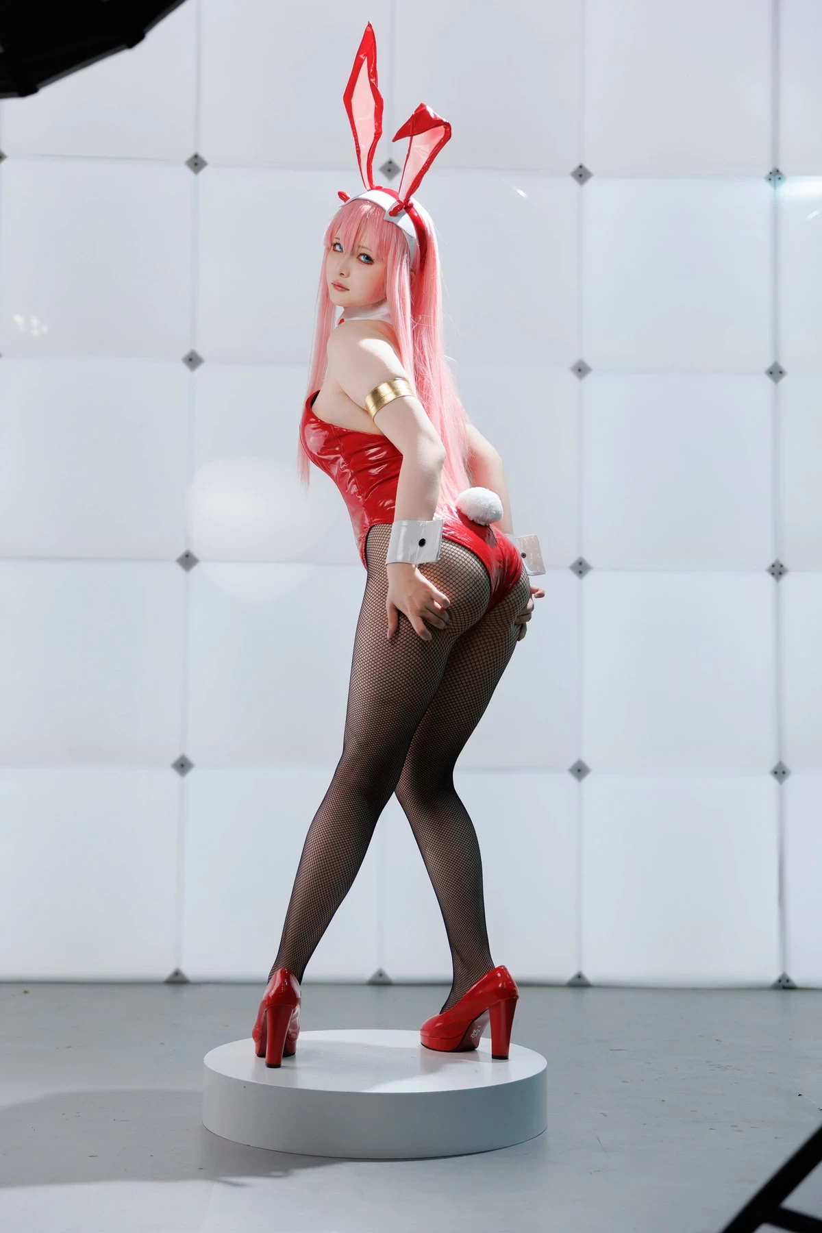 Coser美女屿鱼Zero Two主题兔女郎装扮性感红色皮质连体衣配黑丝网袜完美诱惑写真39P