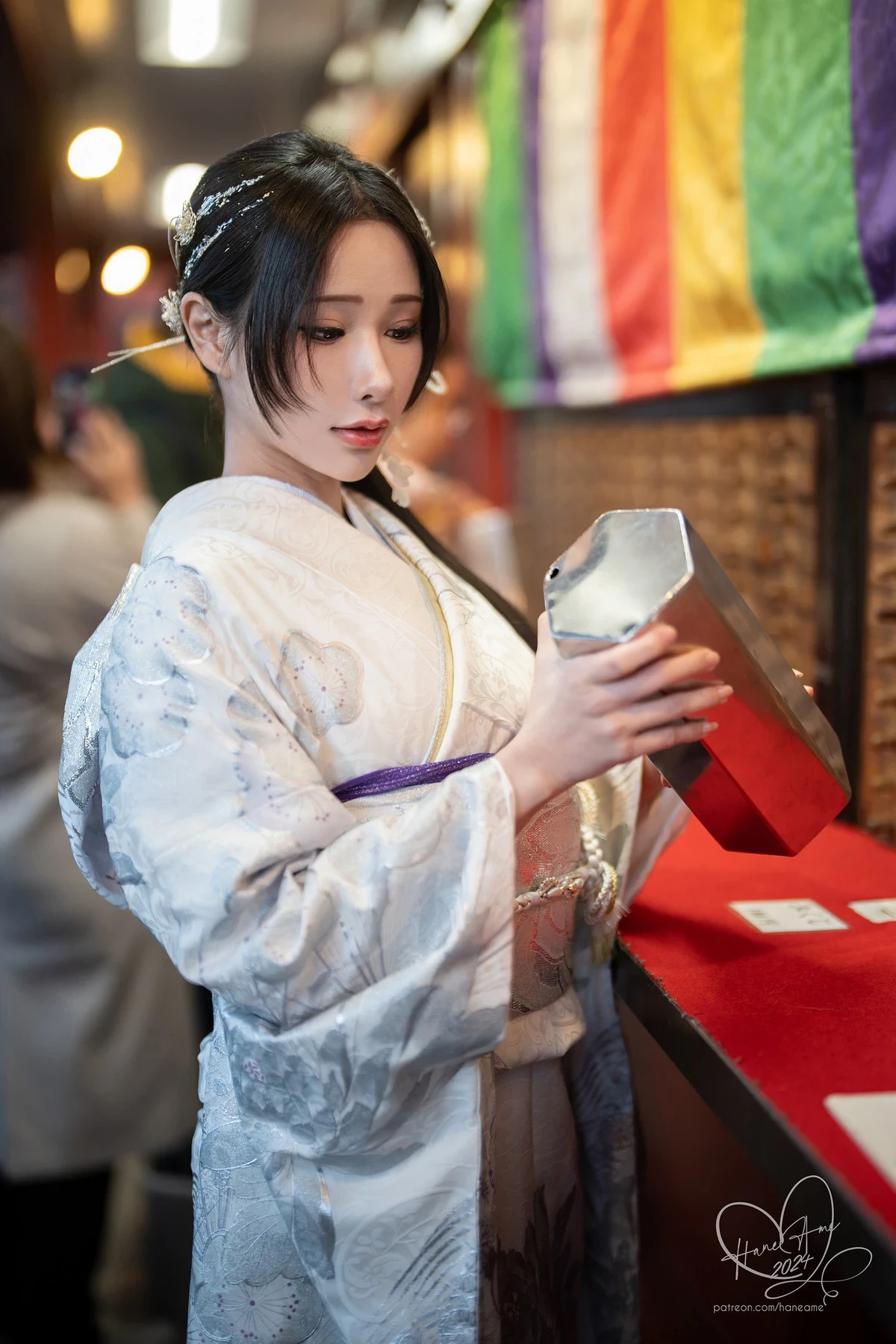 Coser美女雨波_HaneAme新年和服主题寺庙外性感银白色和服秀曼妙身姿迷人诱惑写真32P