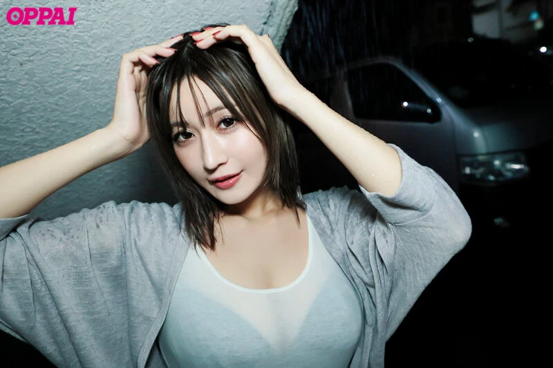 [动图]藤森里穂 “私の车でやり过ごさない？”濡れ乳美女の雨宿り逆ナン密室ワゴン [21P]