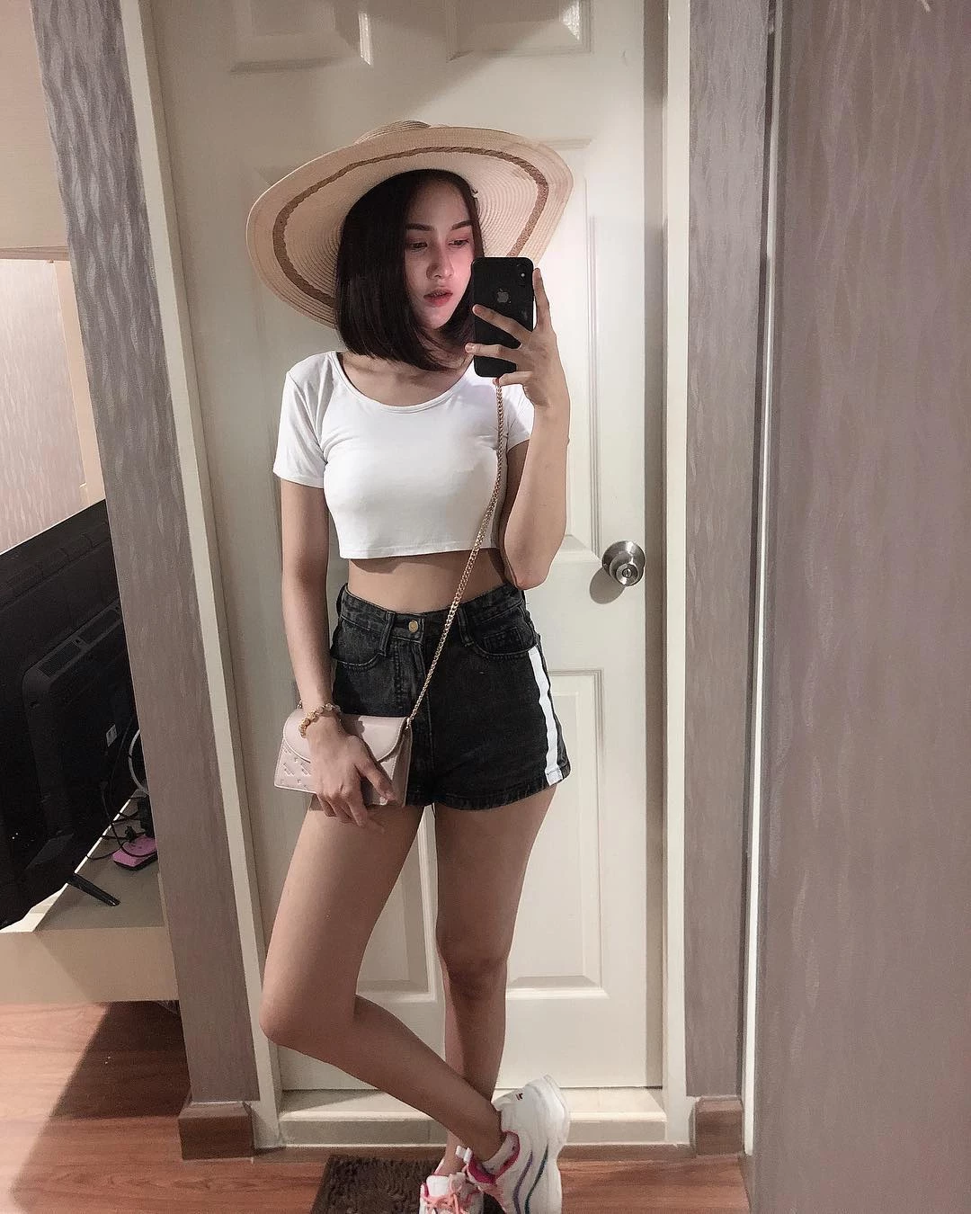 纤细身材微露巨乳 衣服遮不住呼之欲出太过分