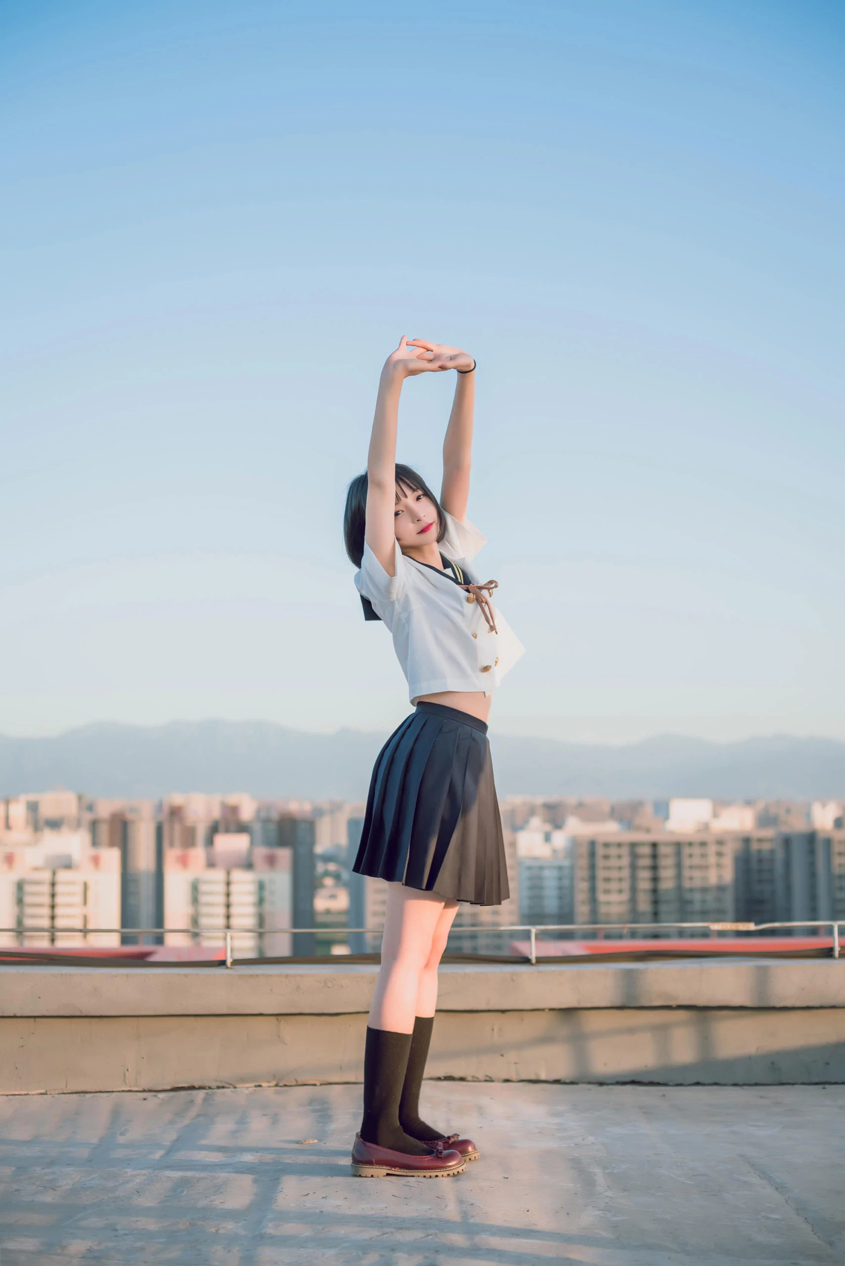 清纯的制服少女与猫写真图集[CN：明明大蓝鲸]