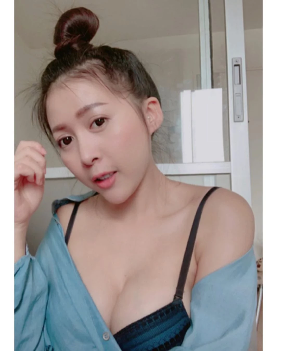 包不住的雪白巨乳一览无遗 清纯脸蛋看的无法分心