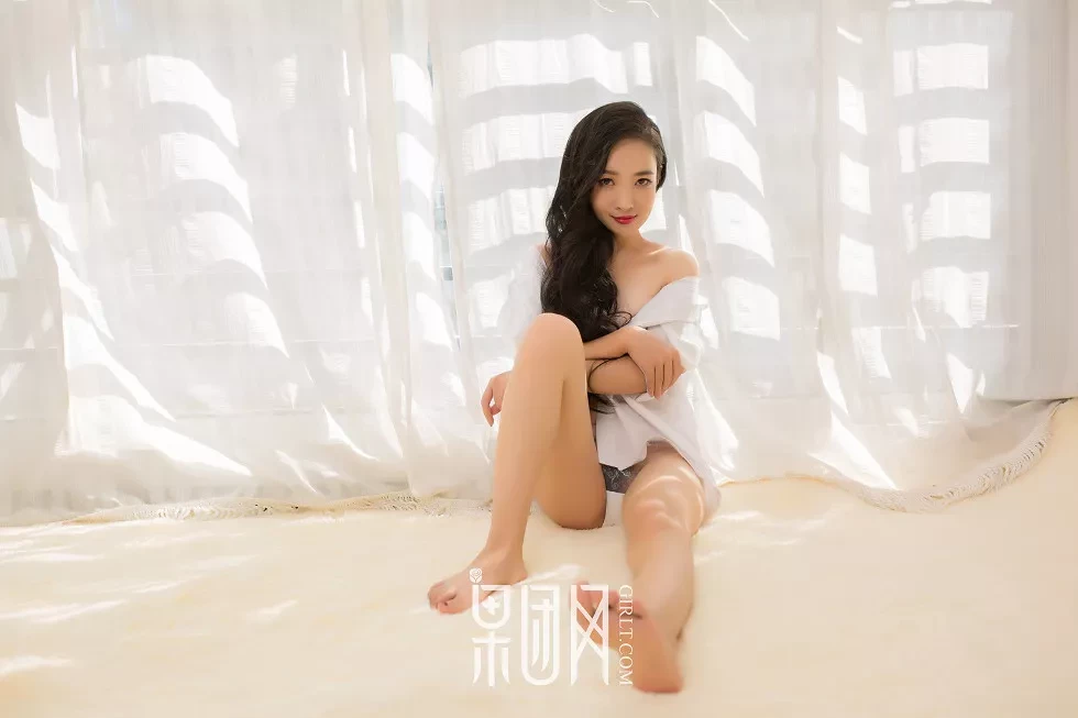 [GIRLT果团网]TG031_清纯学生妹私房制服配黑丝网袜 真空白衬衣撩人诱惑写真71P