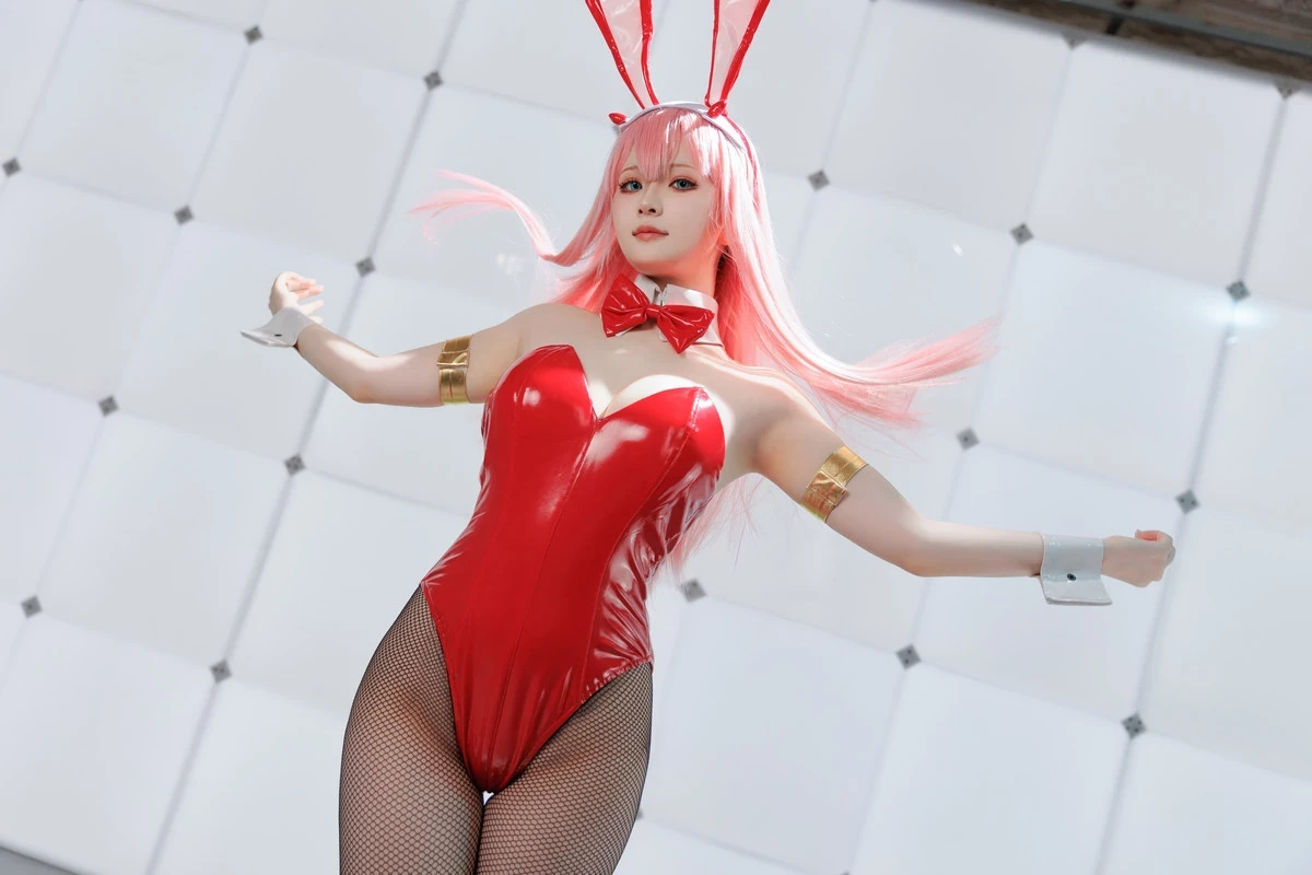 Coser美女屿鱼Zero Two主题兔女郎装扮性感红色皮质连体衣配黑丝网袜完美诱惑写真39P