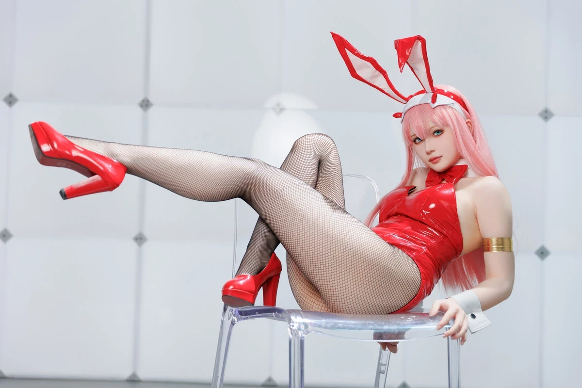 Coser美女屿鱼Zero Two主题兔女郎装扮性感红色皮质连体衣配黑丝网袜完美诱惑写真39P