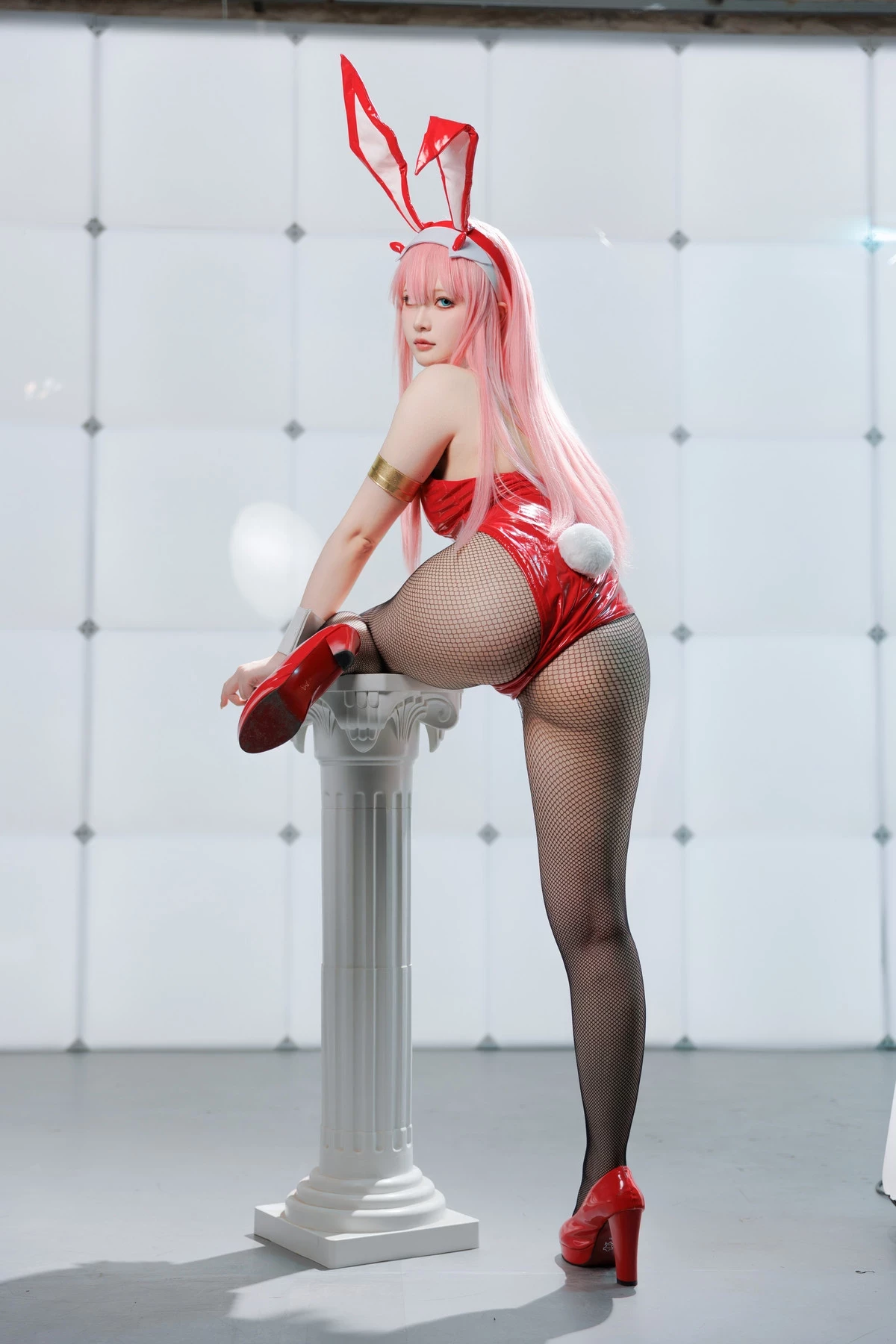 Coser美女屿鱼Zero Two主题兔女郎装扮性感红色皮质连体衣配黑丝网袜完美诱惑写真39P