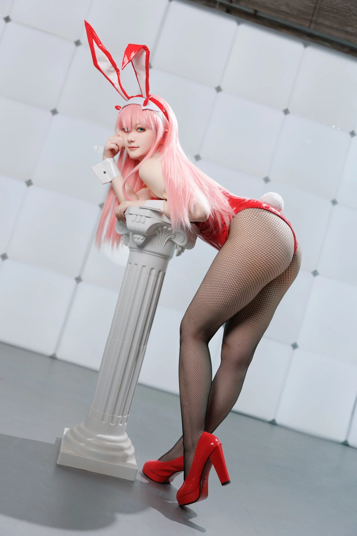 Coser美女屿鱼Zero Two主题兔女郎装扮性感红色皮质连体衣配黑丝网袜完美诱惑写真39P