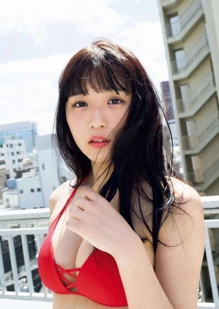 浅川梨奈 形状完美的胸器....比基尼就快撑不住了