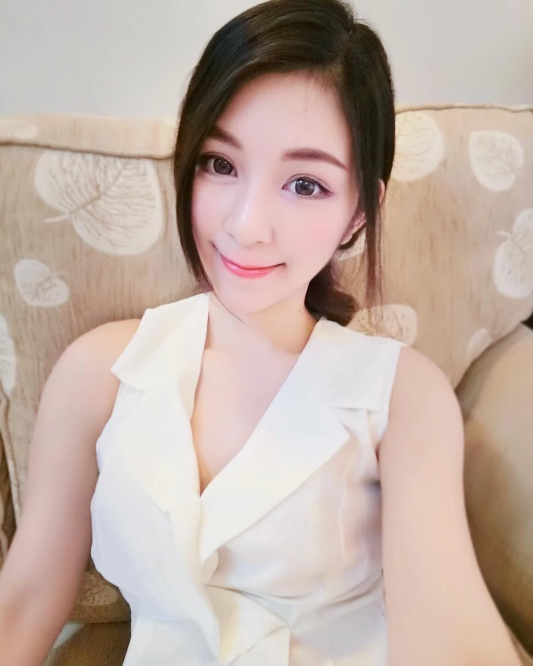 正妹JANISSA蕾丝礼服露出美乳