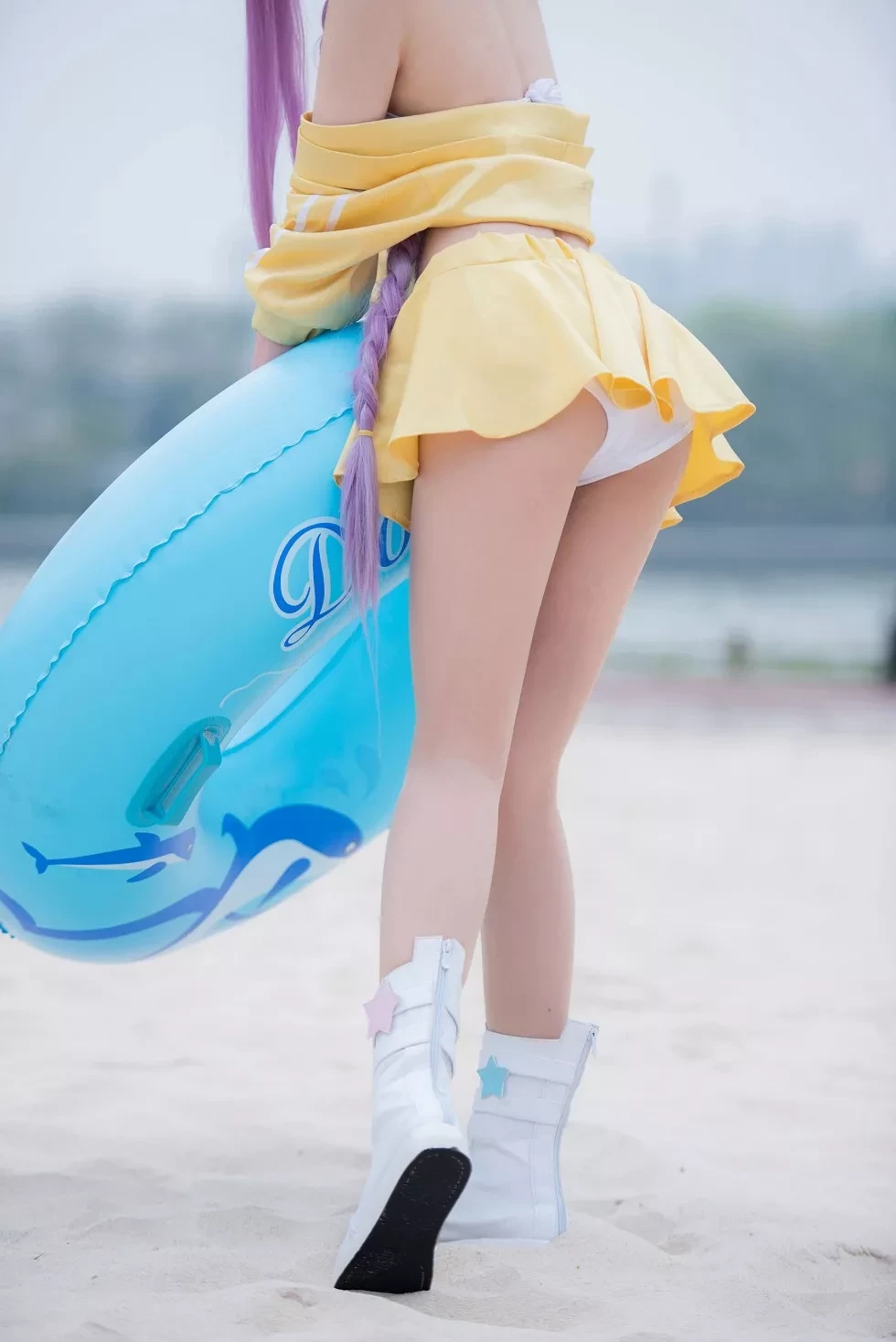 [Cosplay精选]小姐姐南宫户外沙滩黄色套装半脱露白色内衣性感写真21P