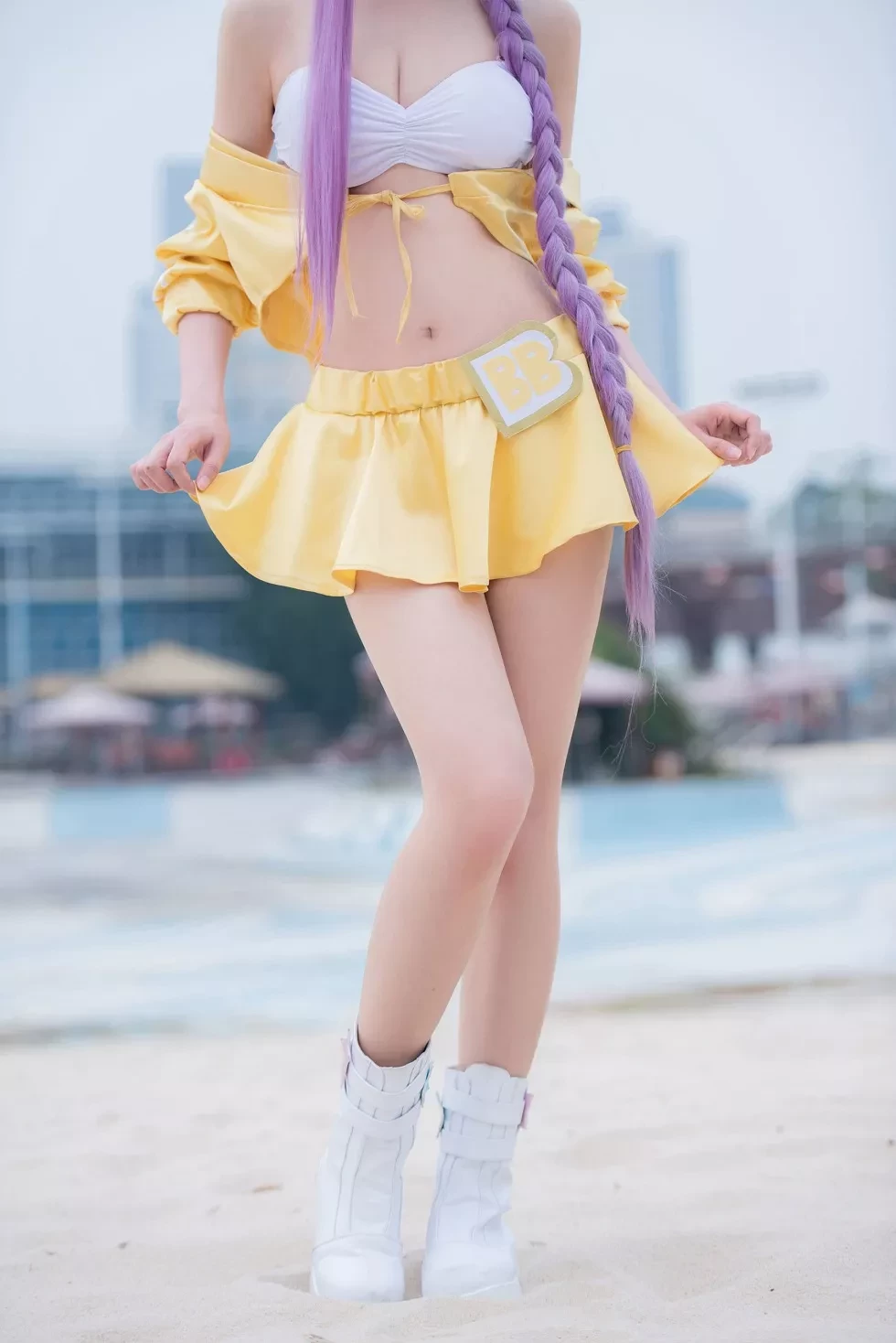 [Cosplay精选]小姐姐南宫户外沙滩黄色套装半脱露白色内衣性感写真21P