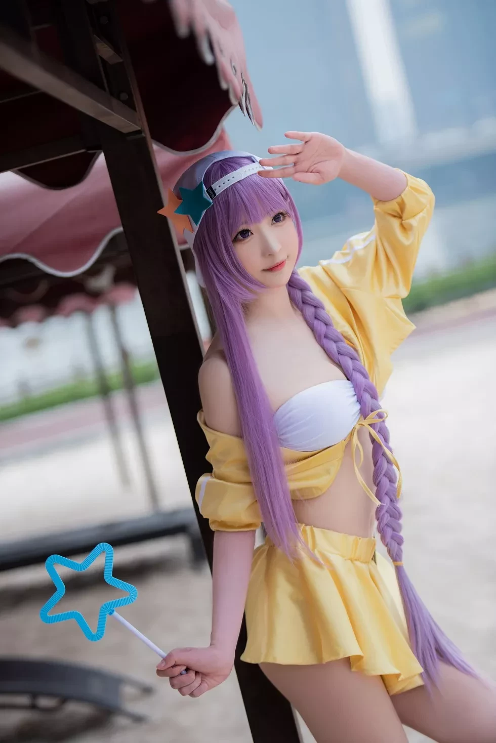 [Cosplay精选]小姐姐南宫户外沙滩黄色套装半脱露白色内衣性感写真21P