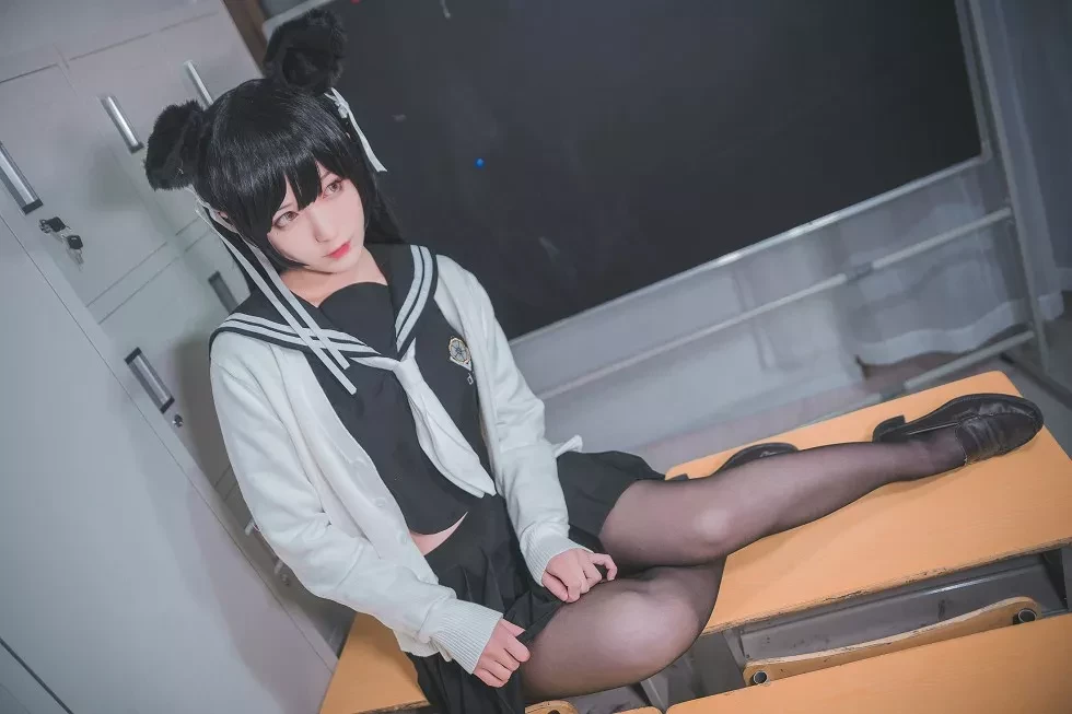 [Cosplay精选]动漫博主铁板烧鬼舞w爱宕系列JK制服 吊带蕾丝袜诱惑写真41P