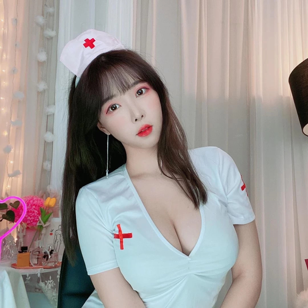 童颜巨乳直播主“이슬이 Seul”化身性感白衣天使