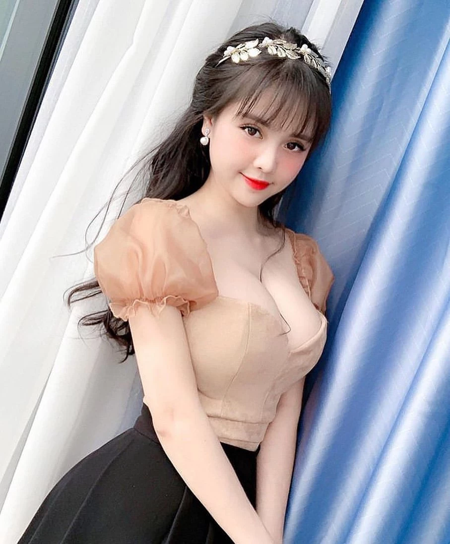 童颜巨乳越南妹“Trang Nguyễn”中路大开雪乳滑出