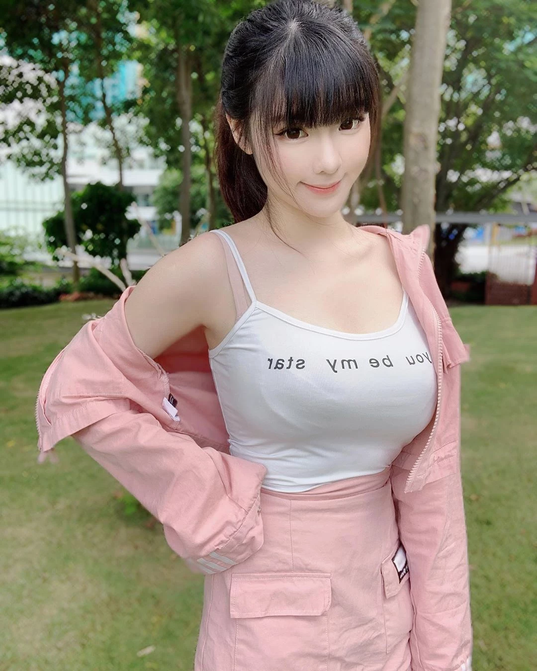 巨乳美女最爱穿紧身衣 大秀丰满好身材