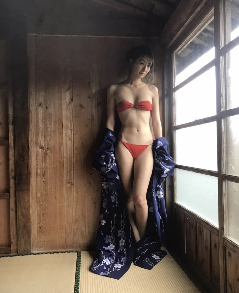 日本赛车女郎“近藤雅”首张写真DVD大公开