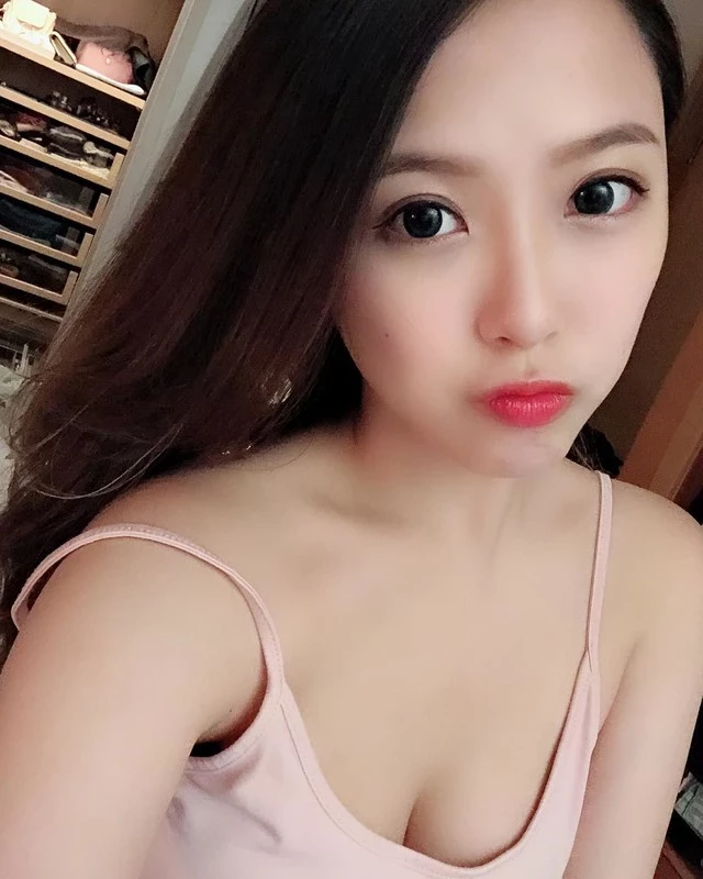 香港娇滴美少女美腿泳装秀Angus_Cheung张若锜