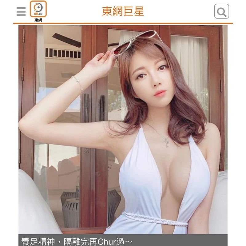 香港歌手欧咏怡挖空泳装耍性感“中门打开”雪乳藏不住