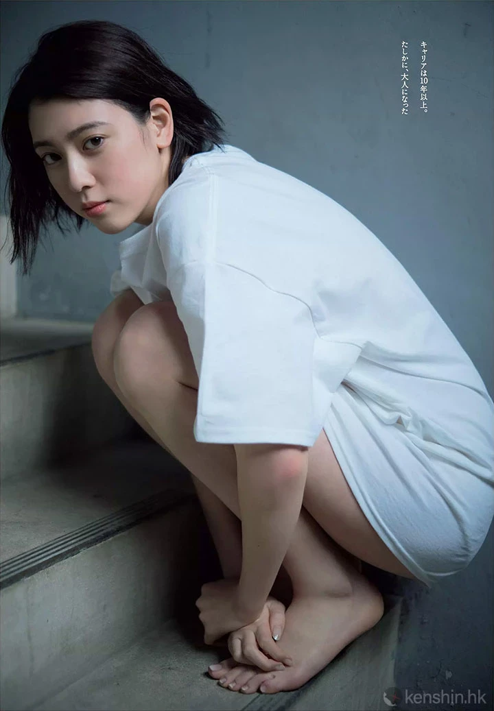 三吉彩花极限突破！为杂志美乳特集半裸中空性感照连发