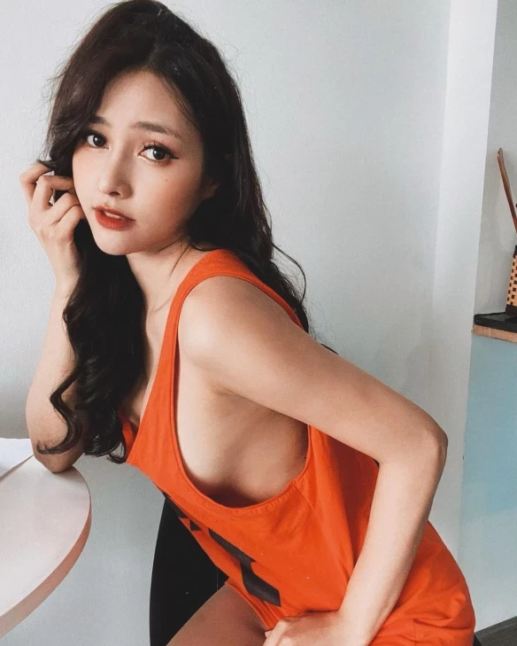 白皙正妹火辣大胆豪放的越南女DJ Jenny Yến