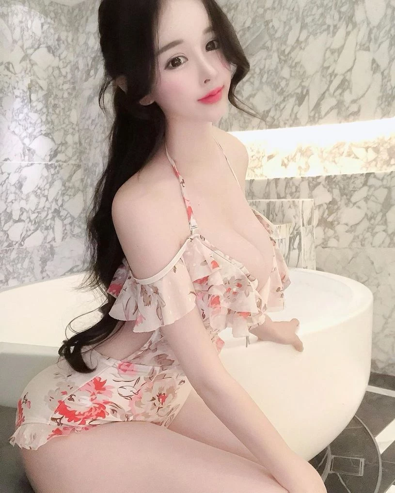 有白嫩巨乳和性感的诱惑Body 脸蛋更是小巧无辜 激似真人芭比~mimi