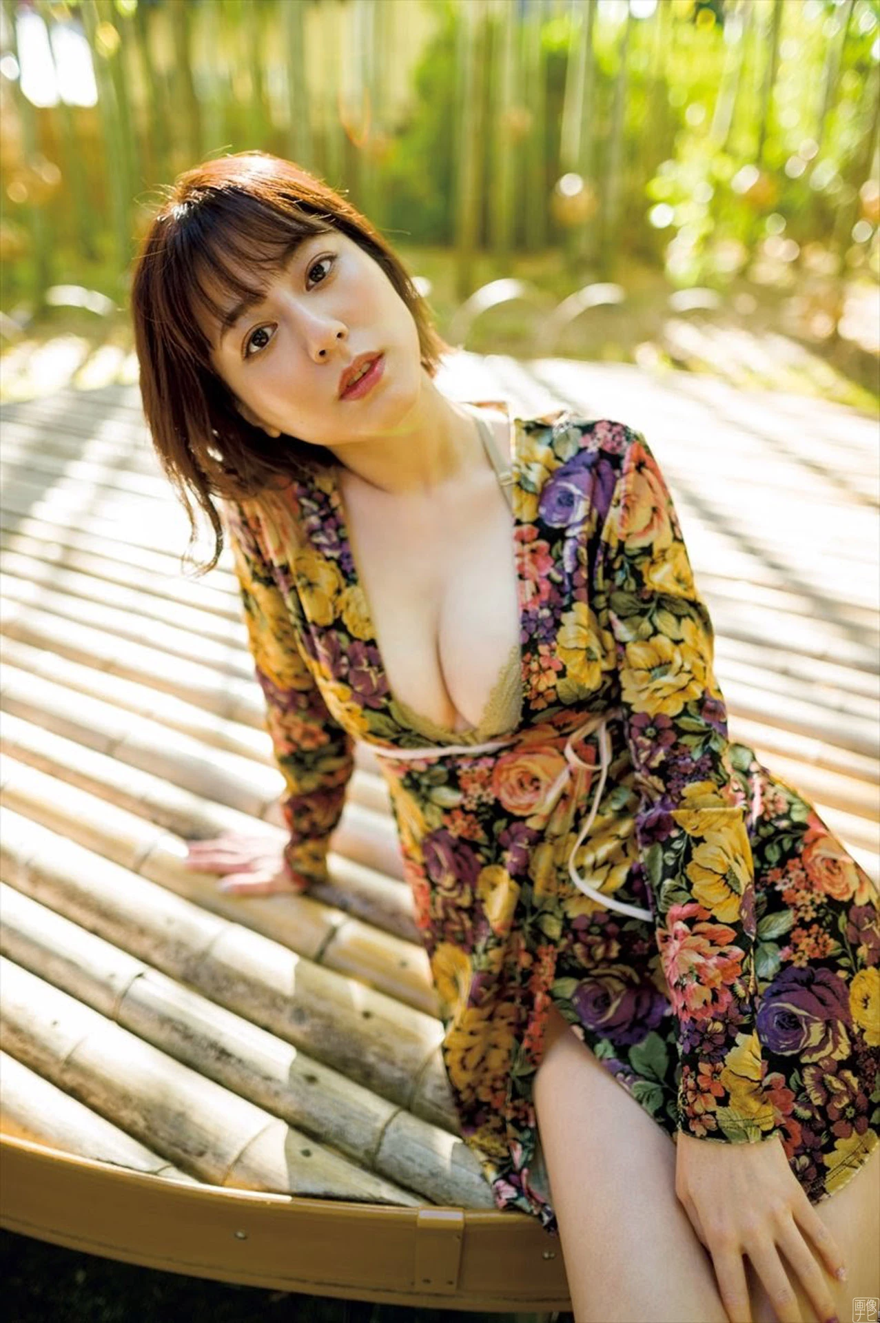 5年ぶりグラビア复帰の杉本有美 育乳大成功で冲撃的な巨乳手ブラ