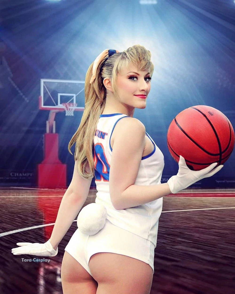 Tara Cosplay - Lola Bunny